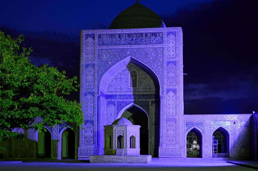 A Group Walking Tour Of Old Town - The Kalon Minaret and the heart of the Old Town
