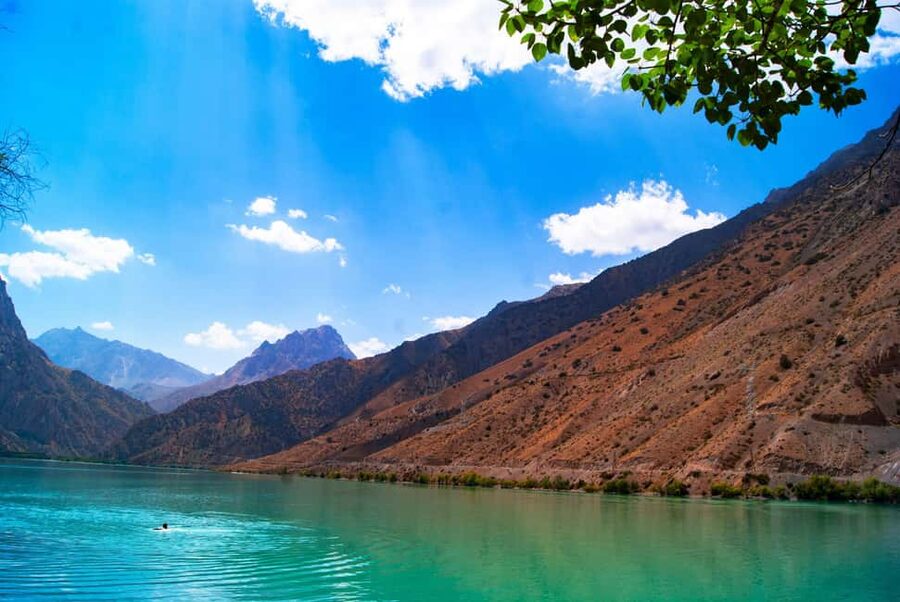 From Samarkand: Day tour to the Tajiksitan Alexander lake. - The guide makes the cross-border day easier