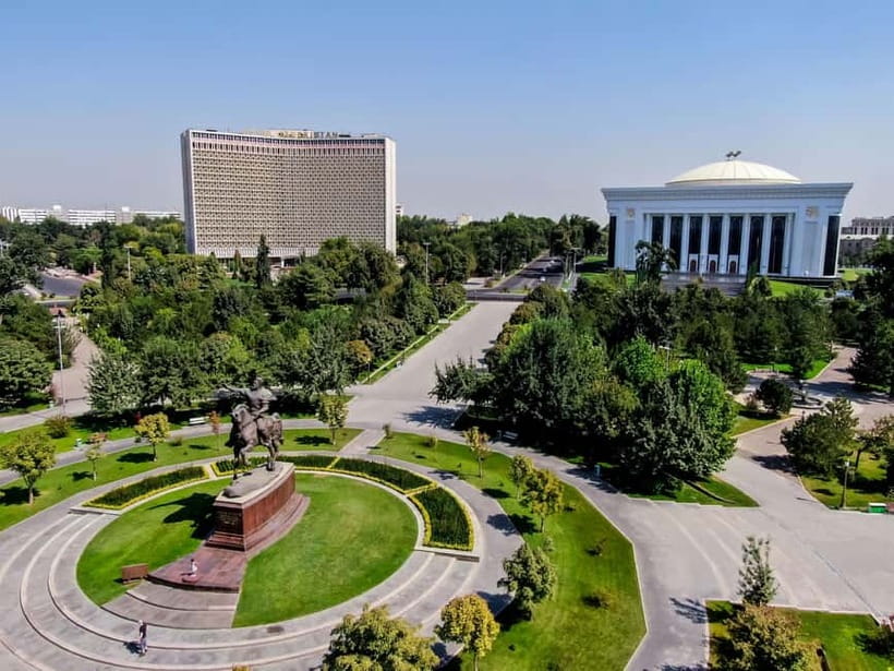 Tashkent: Hidden Gems Walking Tour with Local Snacks - What the guide adds to the day