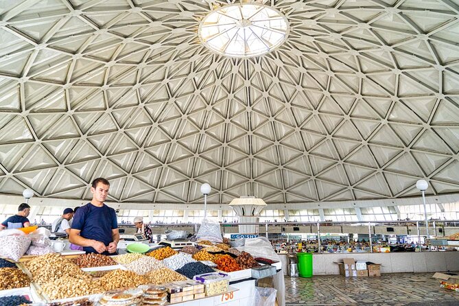 Tashkent Soviet Architecture (Modernism) and Subway station tour. - The Courage Monument and the earthquake story